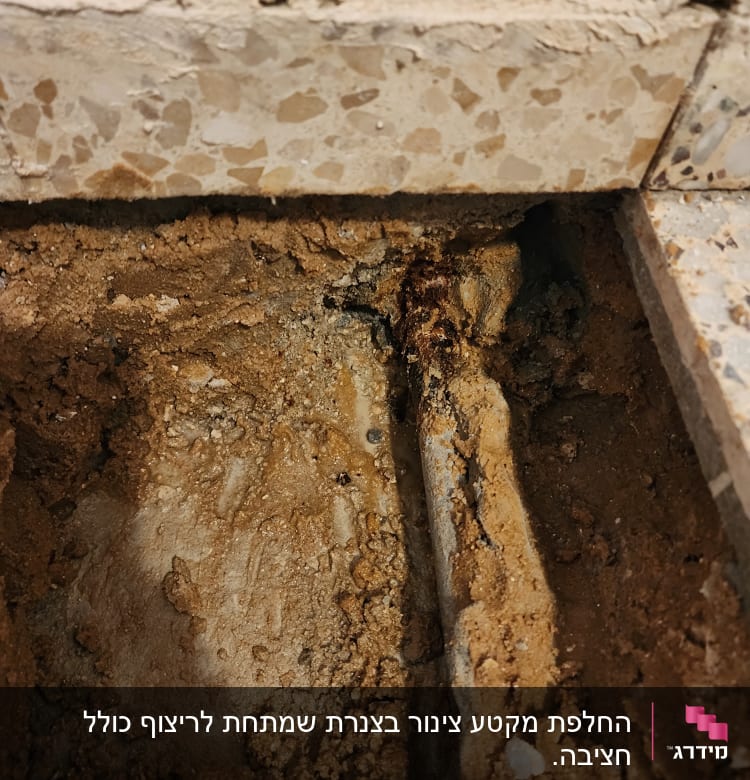 צינור חלוד בתוך חפירה באדמה